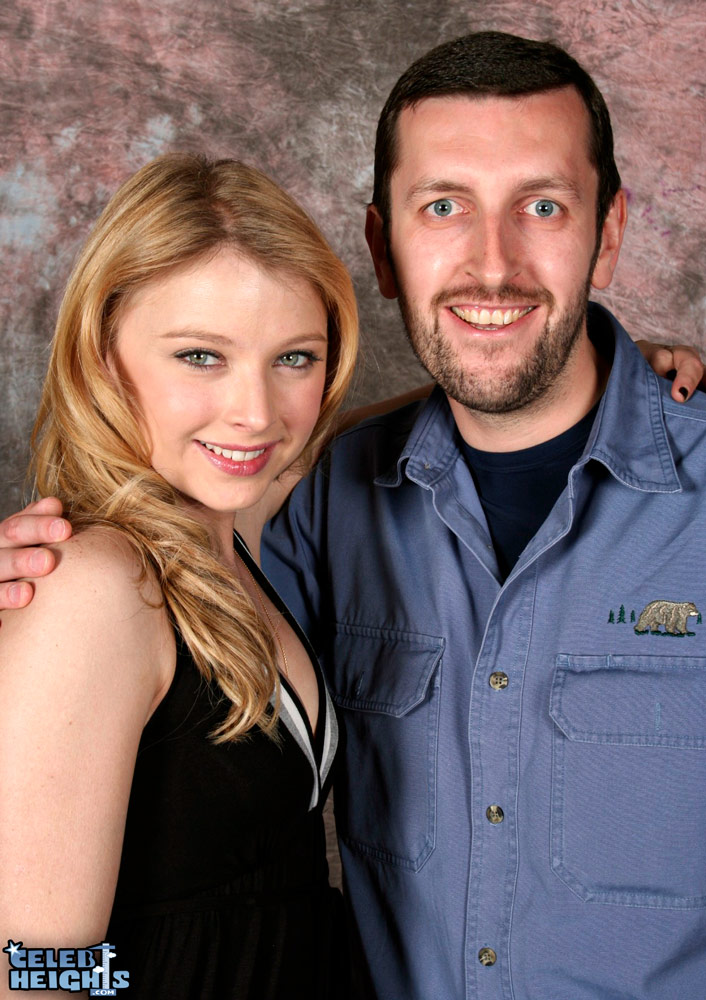 How tall is Elisabeth Harnois