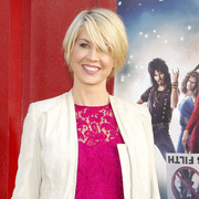 Height of Jenna Elfman