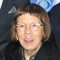 Height of Linda Hunt