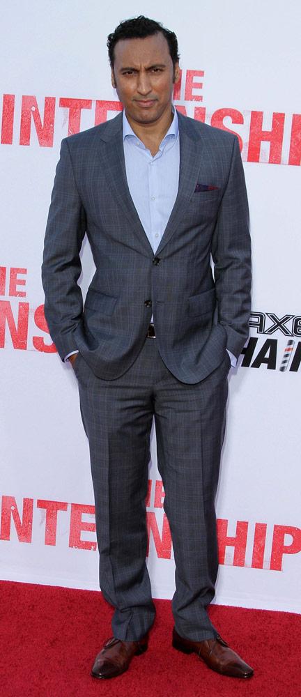 How tall is Aasif Mandvi