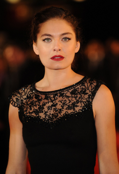 How tall is Alexa Davalos