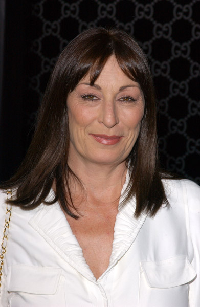 How tall is Anjelica Huston