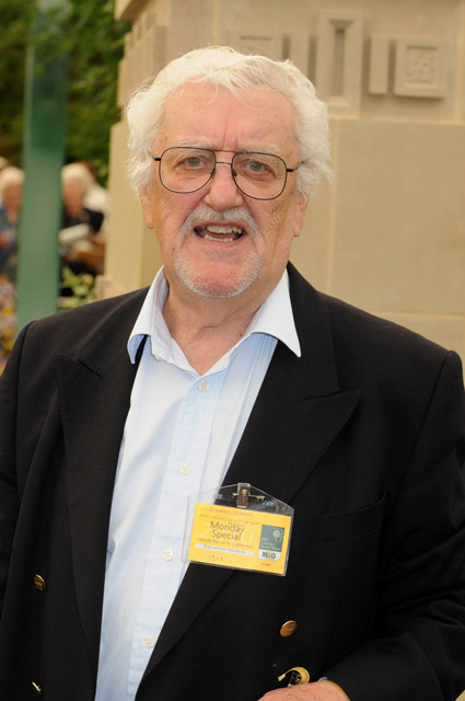 How tall is Bernard Cribbins