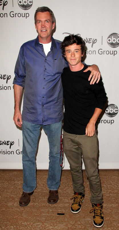 How tall is Charlie McDermott