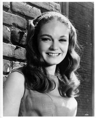 How tall is Elizabeth Hartman