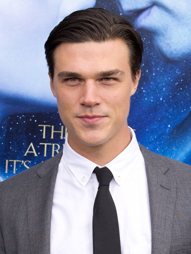 How tall is Finn Wittrock