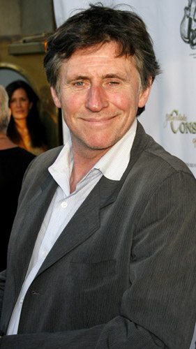 How tall is Gabriel Byrne