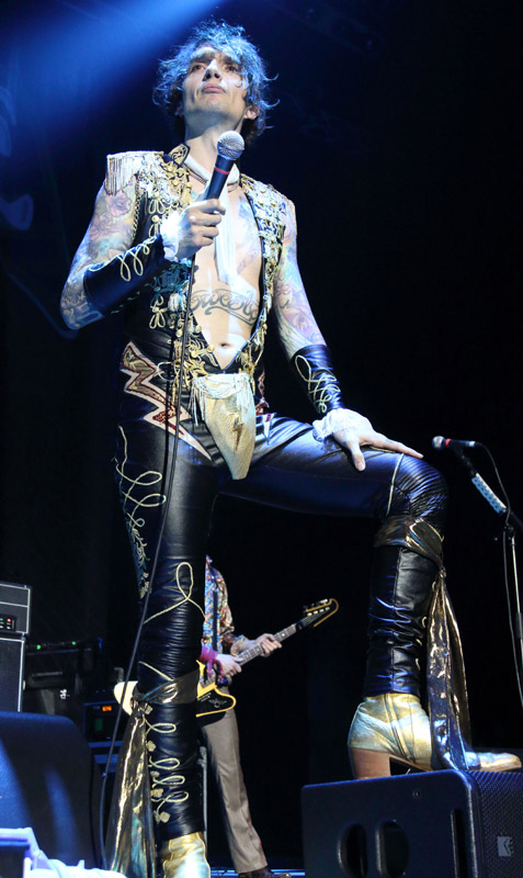 How tall is Justin Hawkins