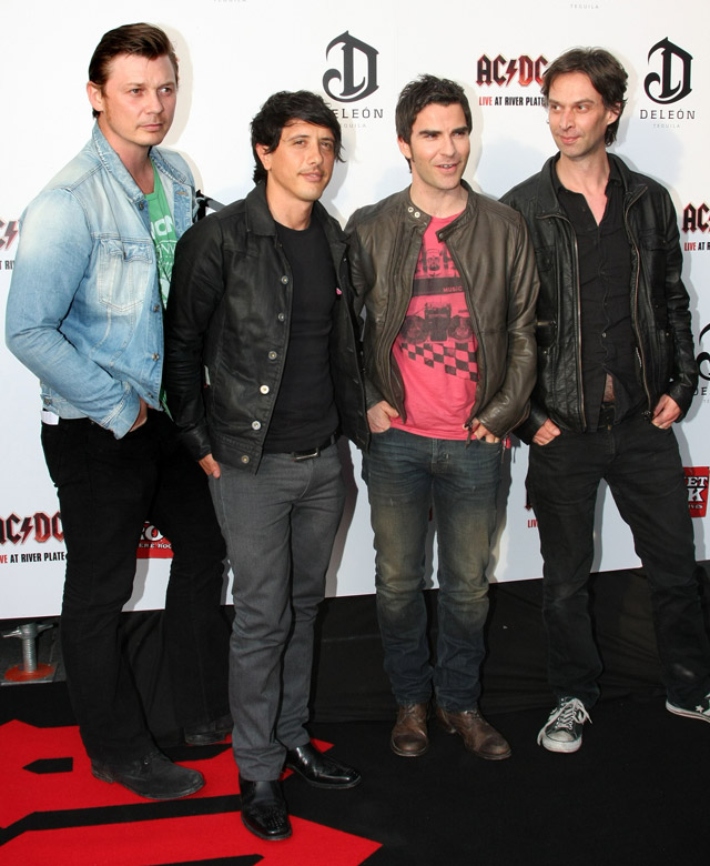 How tall is Kelly Jones