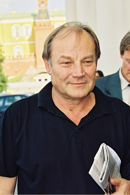 How tall is Klaus Maria Brandauer