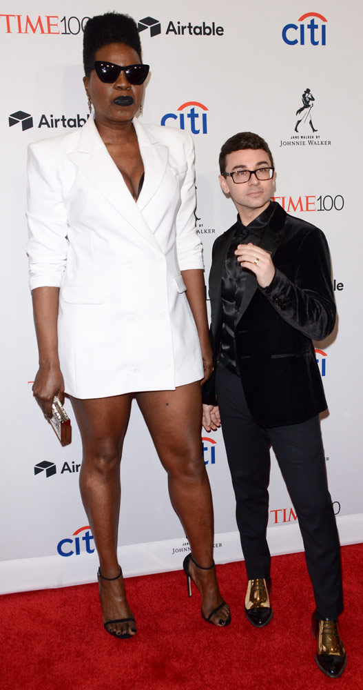 How tall is Leslie Jones