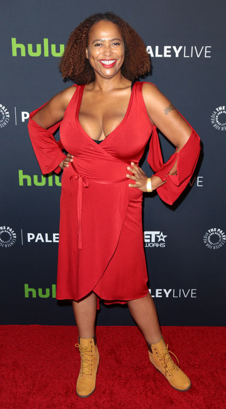 How tall is Lisa Nicole Carson