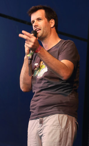 How tall is Marcus Brigstocke