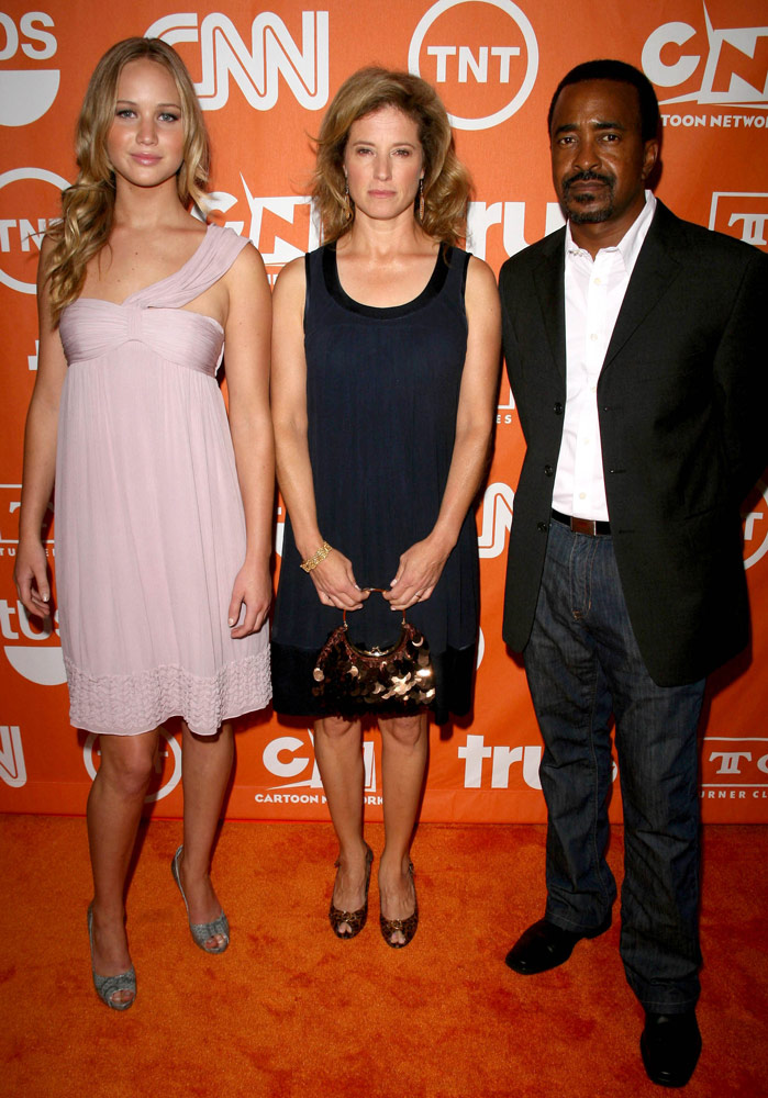 How tall is Nancy Travis