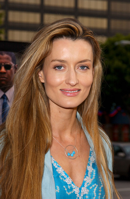 How tall is Natascha McElhone