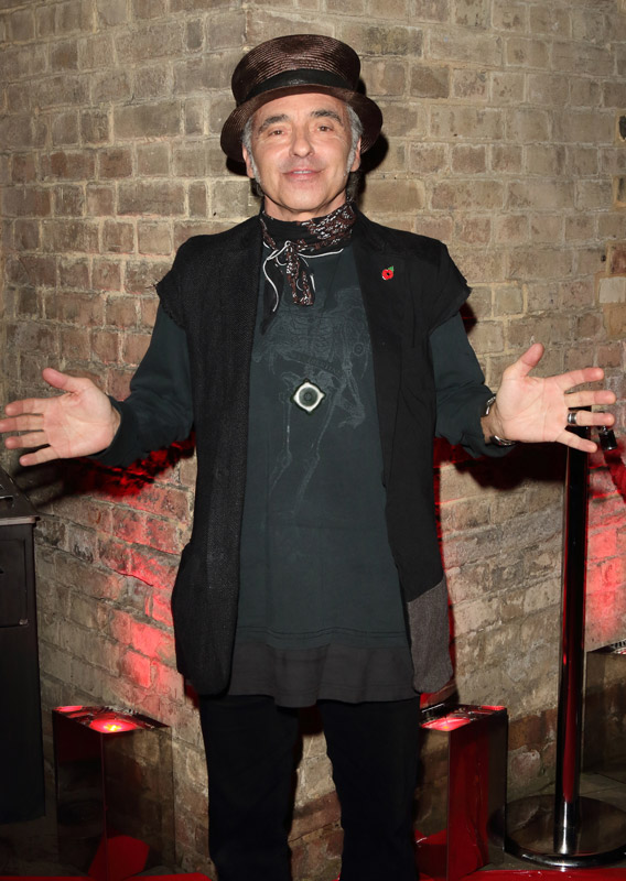 How tall is Nils Lofgren