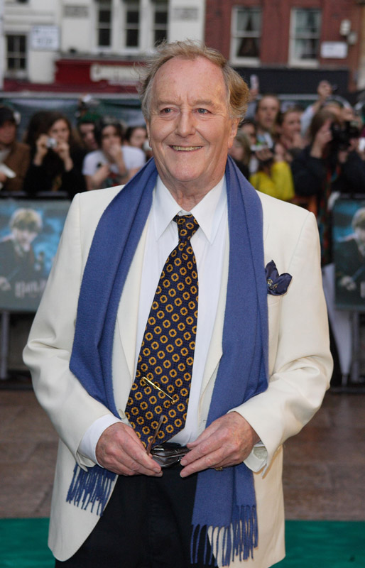 How tall is Robert Hardy