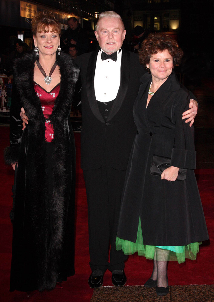 How tall is Samantha Bond