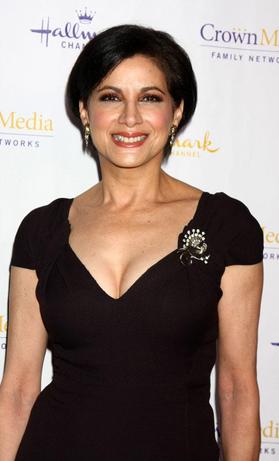 How tall is Saundra Santiago