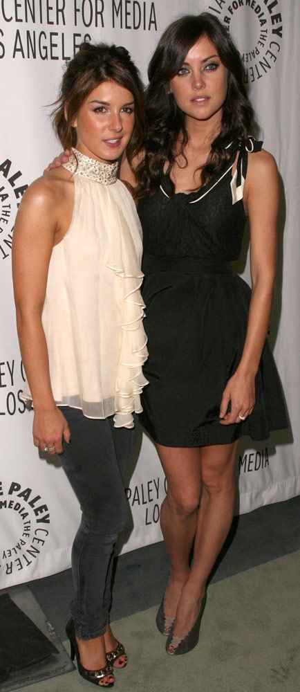 How tall is Shenae Grimes